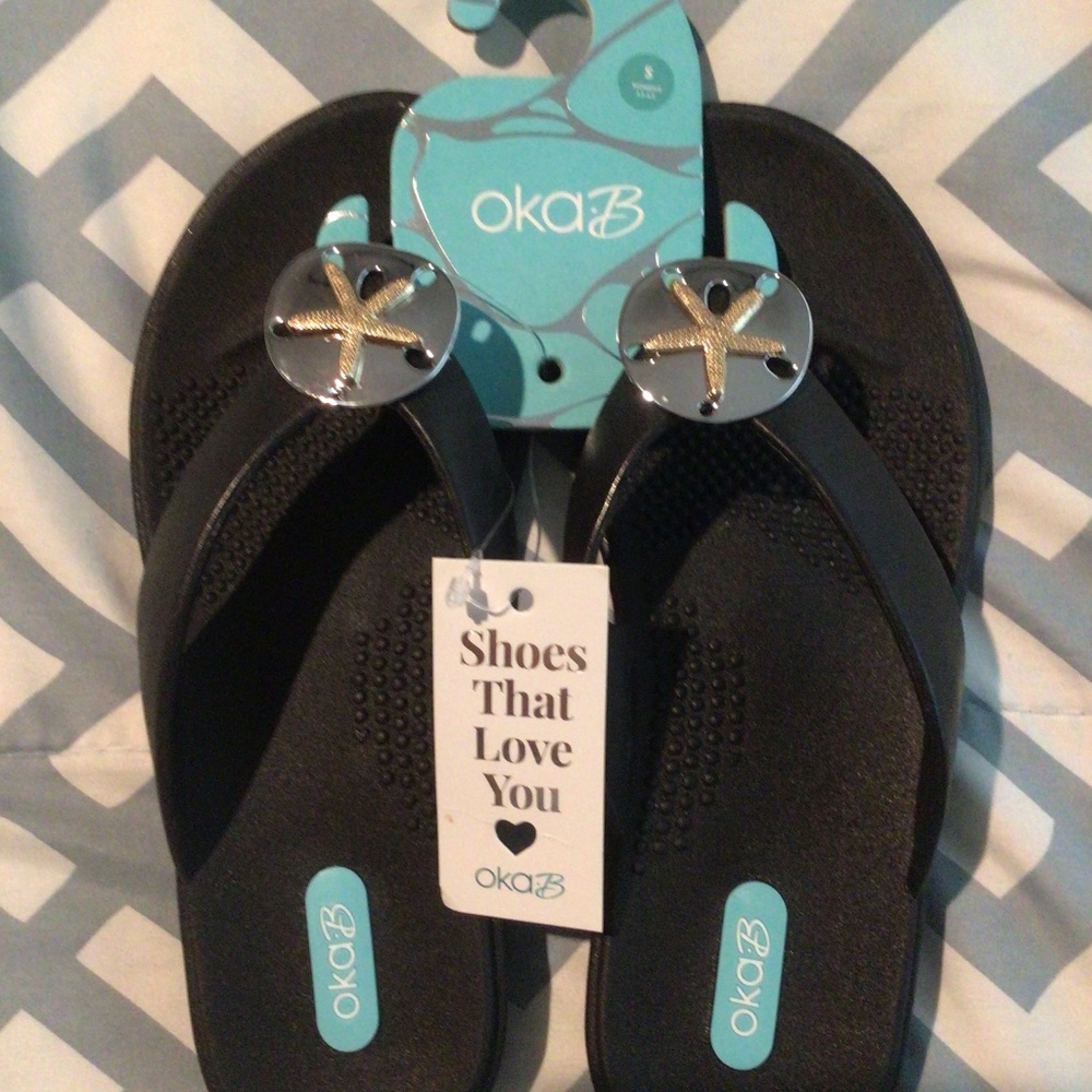 NWT Women’s Oka-B “Sandy” Sand Dollar Pendant Flip Flops - Size Small (5-6)
